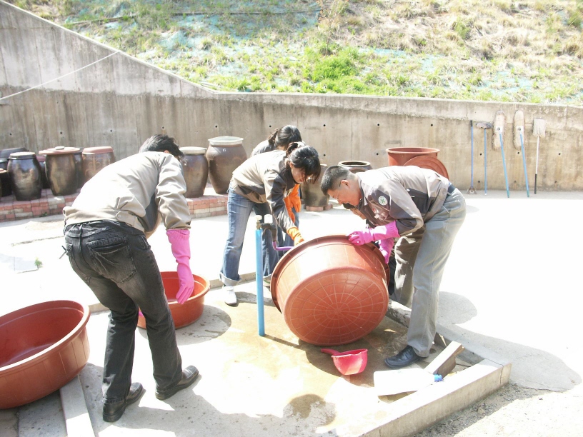 당진사업소, 평안마을 방문해 장담구기 봉사